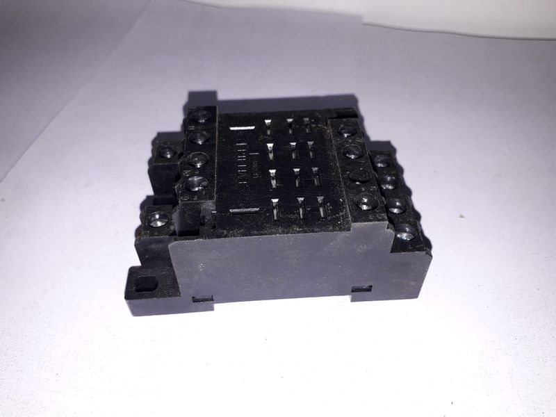 OMRON PTF14A-E TIMER RELAY SOCKET NEW