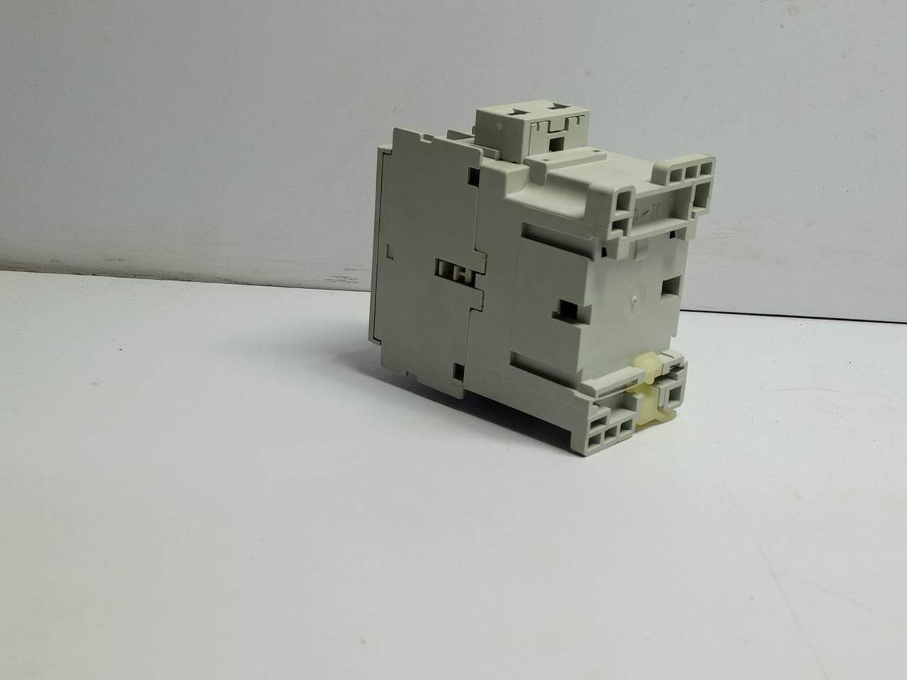 Allen Bradley 100-C16KF01 Ser B Contactor 230V 50_60Hz