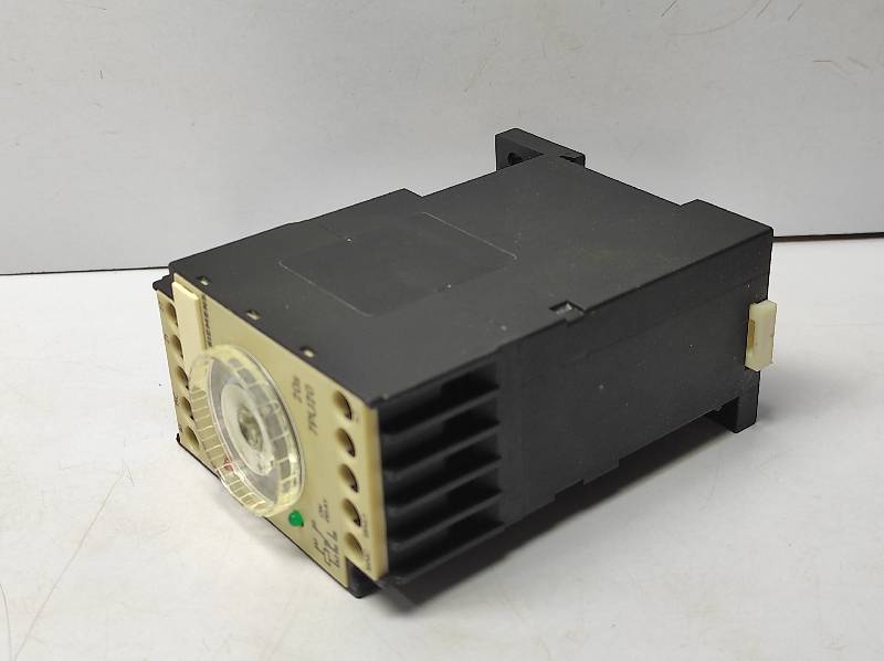 Siemens 7PU2040-7AJ33 Timing Relay