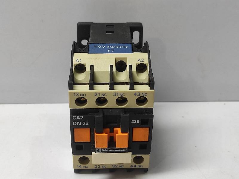 Telemecanique CA2 DN22F7 Control Relay 110V 50/60Hz